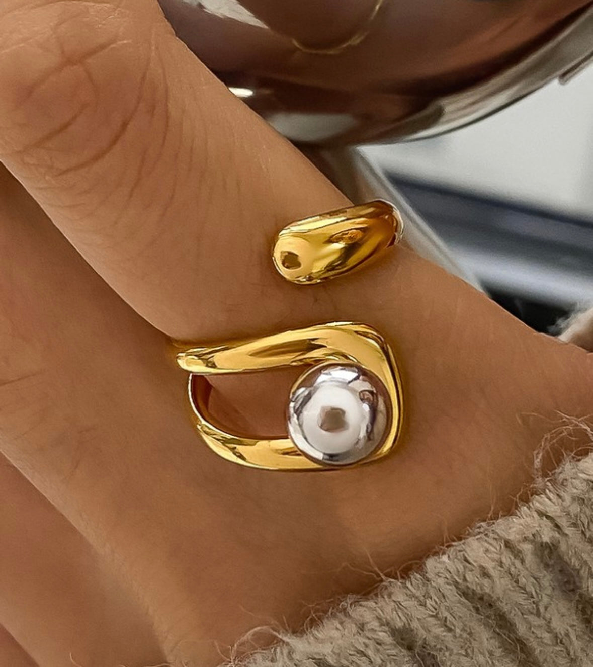 Two tone ball ring