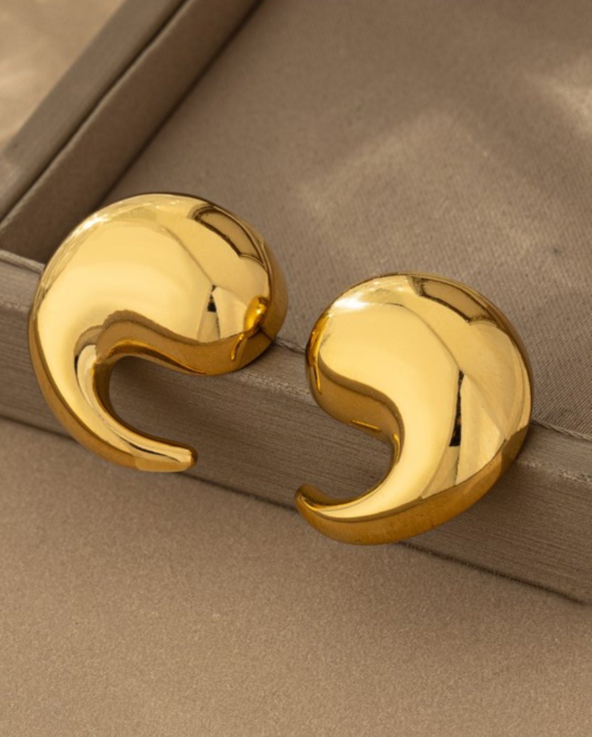 Curl up gold earrings