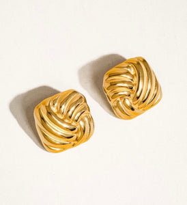 18k Wavy Square Studs