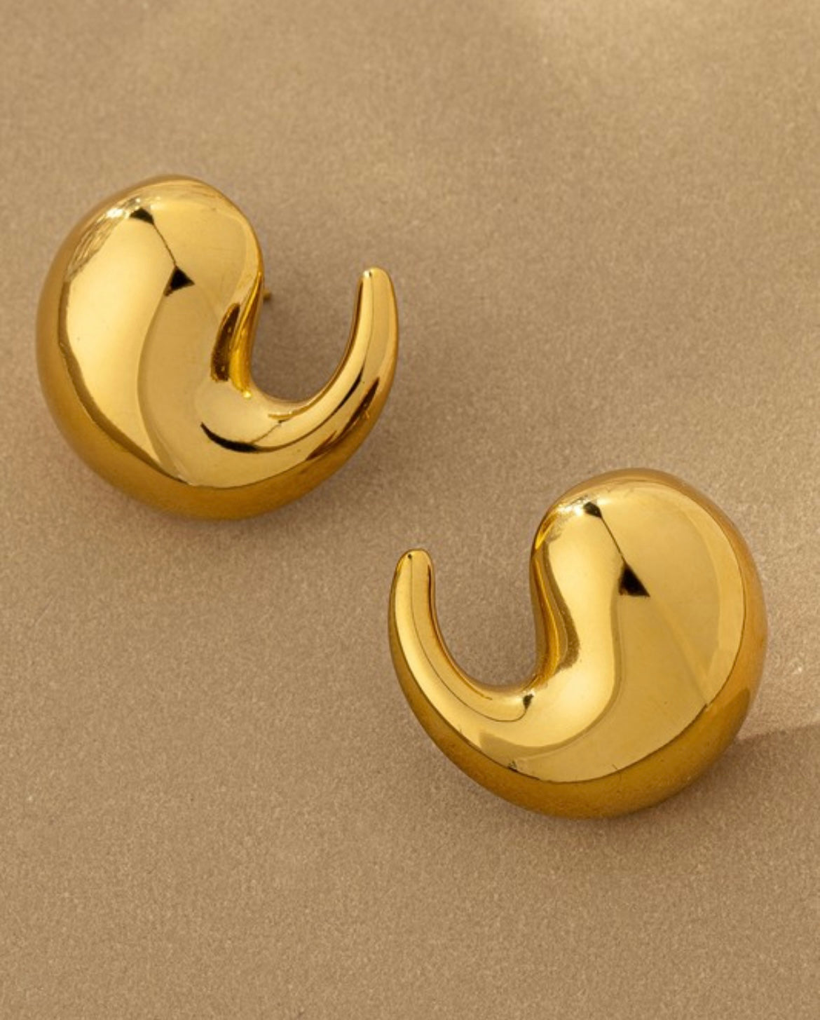 Curl up gold earrings