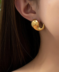 Curl up gold earrings